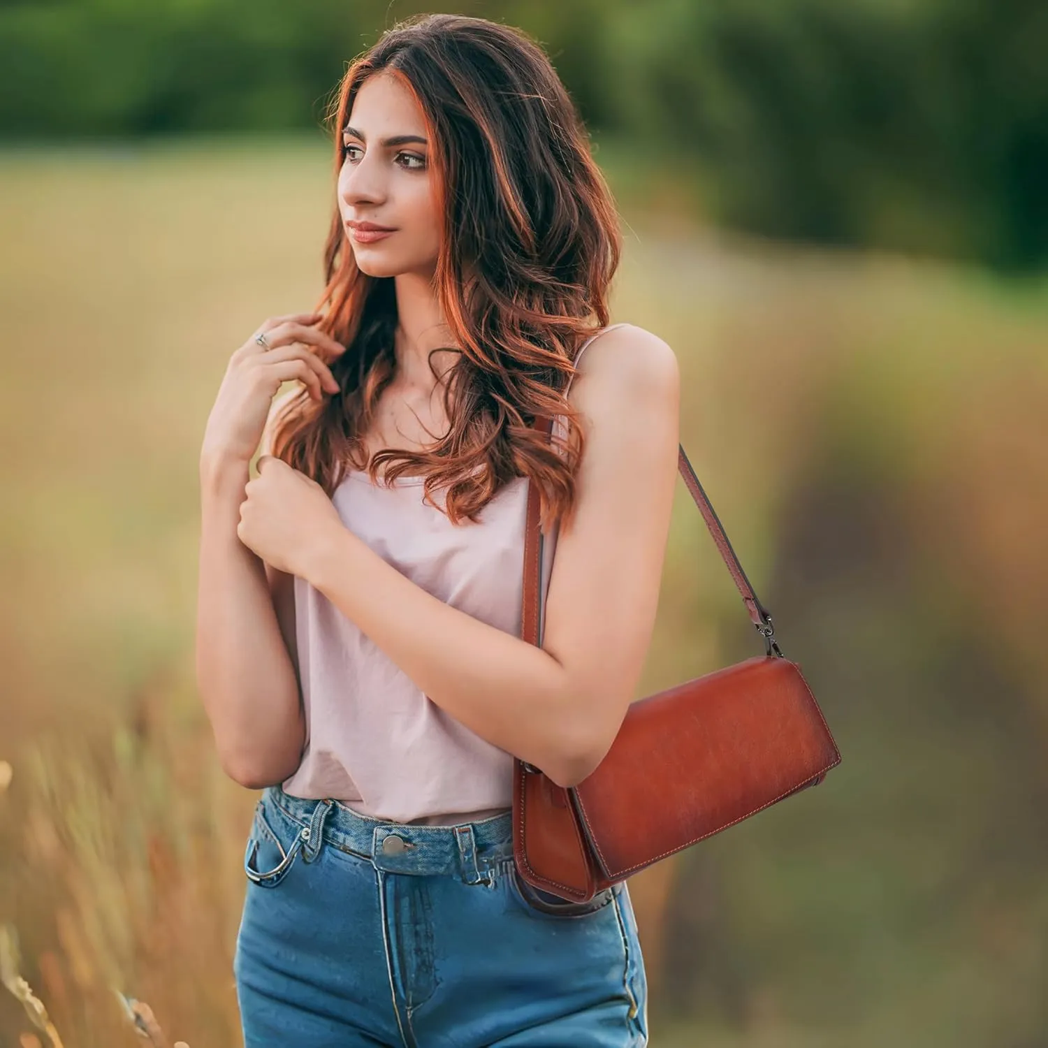 Iswee Leather Purses for Women Crossbody Bag Vintage Flap Saddle Purse Zipper Women’s Shoulder Handbags with 3 Straps