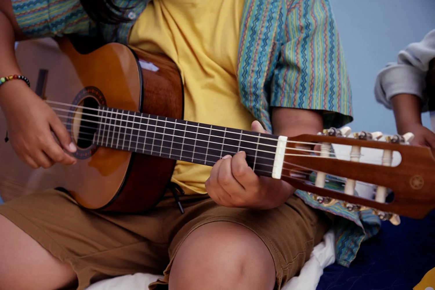 Yamaha 6 String Scale Beginner Classical Guitar-Natural Finish, Right Handed, Full Size (C40II)